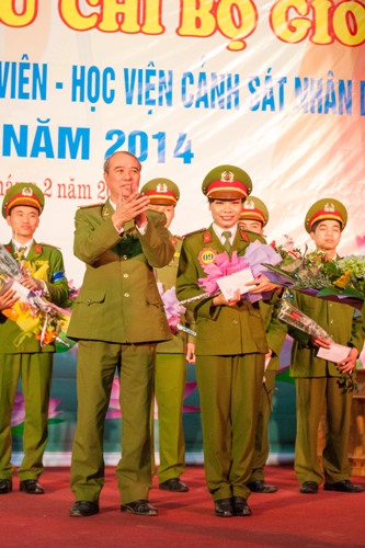 Ban Giám khảo trao giải nhất cho thí sinh Trần Thị Thùy Dung, Phó Bí thư chi bộ B7 - B10 D36